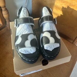 NWT Dr. Martens Voss Pisa Leather Black and White Floral Sandals in size USW9